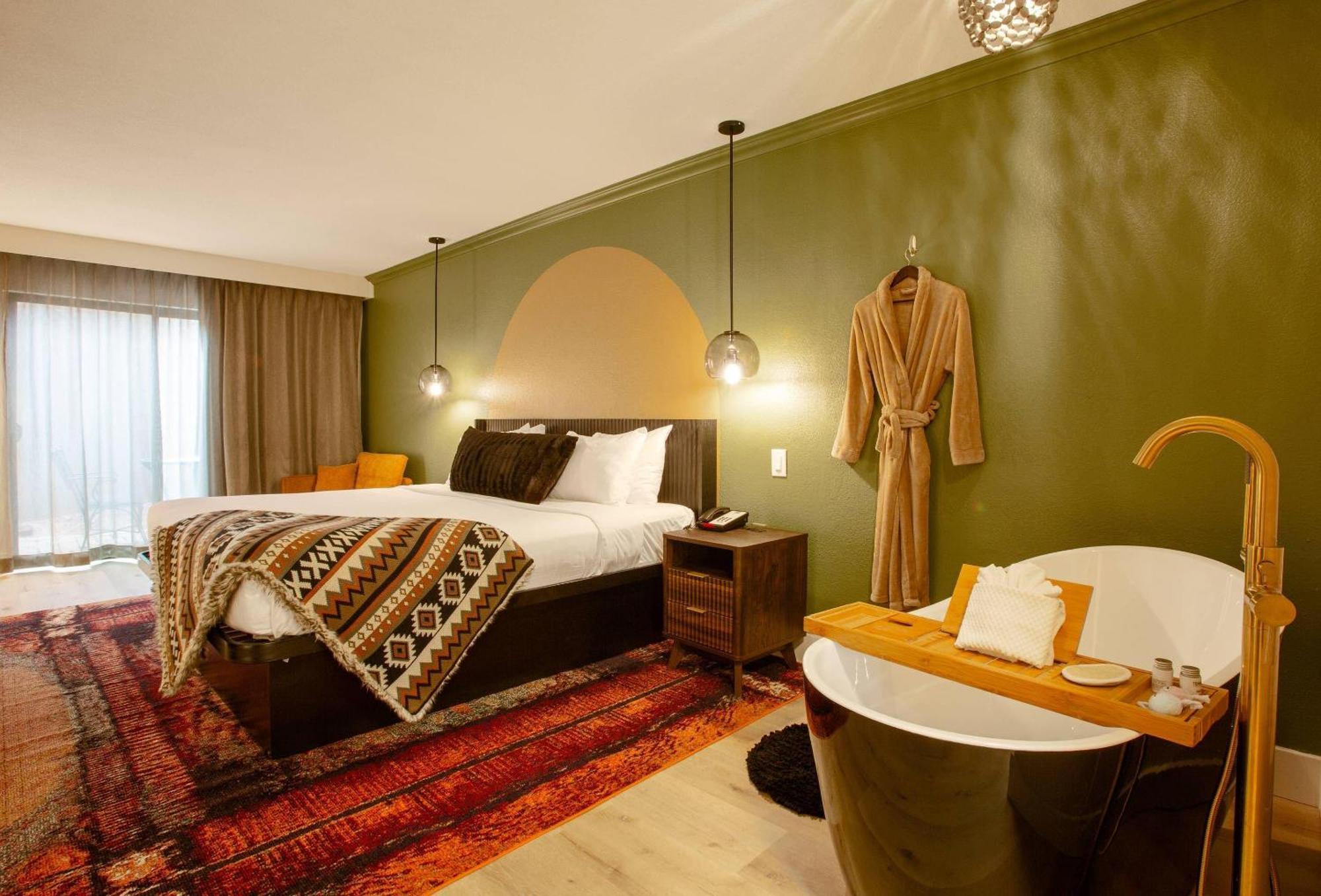 King Suite with Soaking Tub and Patio - Non-Smoking,1758293116:JPEG